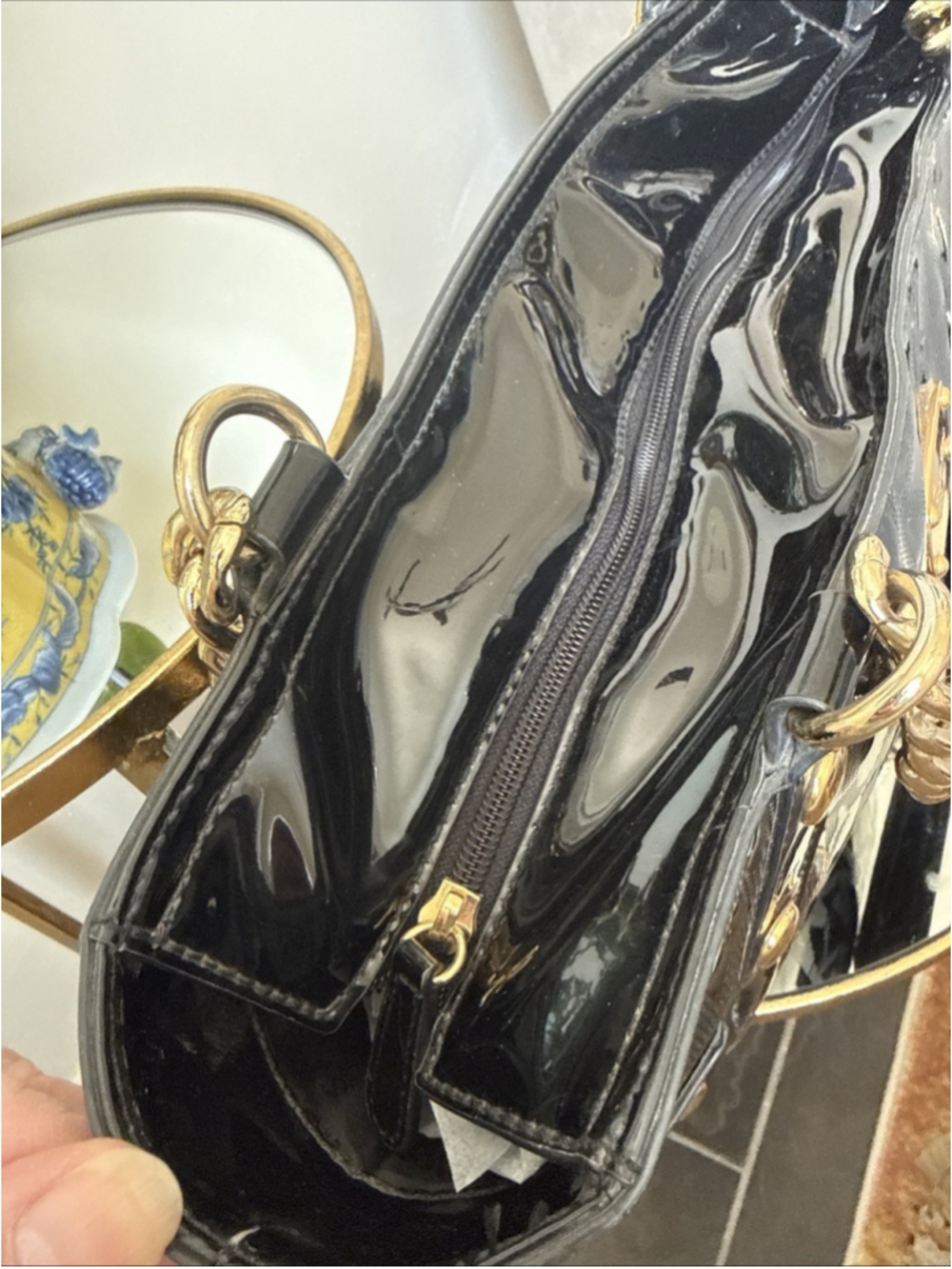 Michael Kors Black Patent Leather Shoulder Bag Gold Studded Logo Delancy - Picture 8 of 12